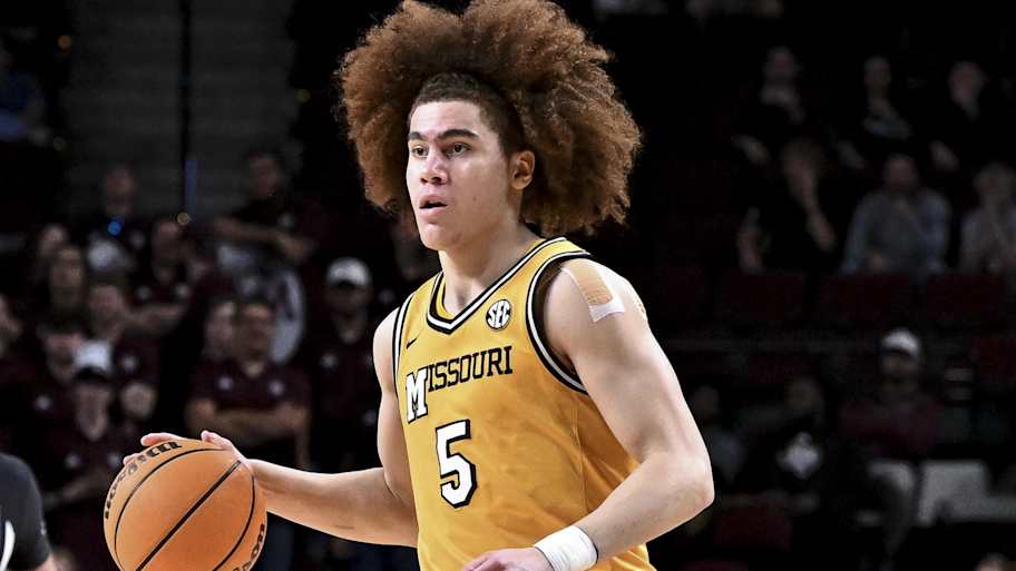 Missouri Tigers guard T.O. Barrett (5) dribbles the ball during the first half against the Texas A&M Aggies 