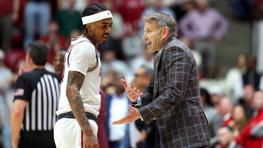 Alabama Crimson Tide head coach Nate Oats speaks with guard Labaron Philon
