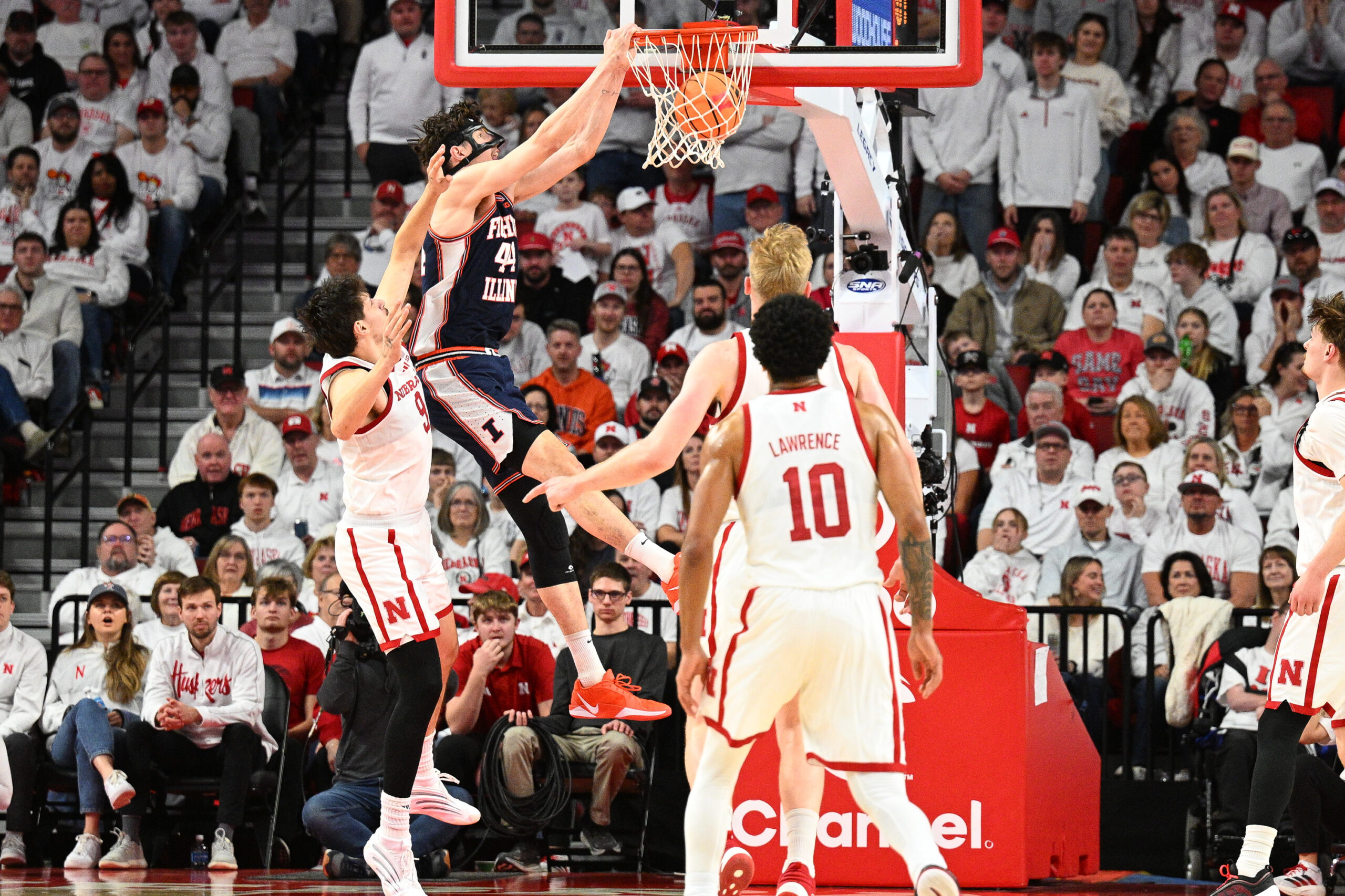 Illinois knocks off No.5 Nebraska, earns second top-5 road win in nine days