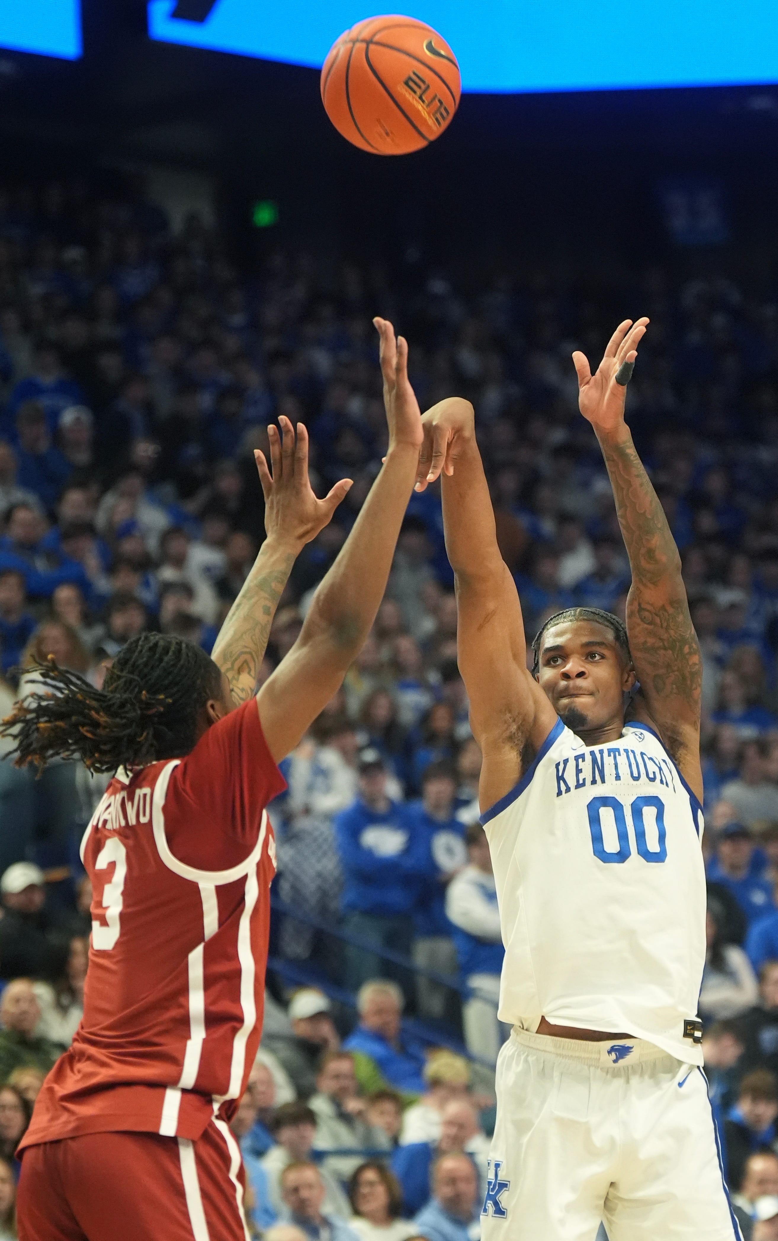 Kentucky's guard Otega Oweh (00) makes the shot against Oklahoma’s Jeff Nwankwo Wednesday night at Rupp Arena.
Feb. 4, 2026