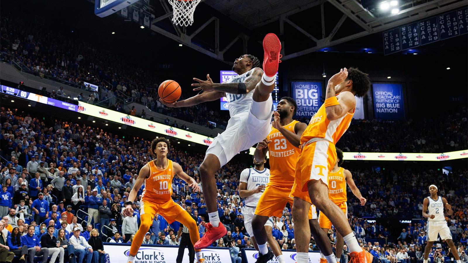 Mark Pope embraces abnormal with 1996 title team in building for Tennessee thriller