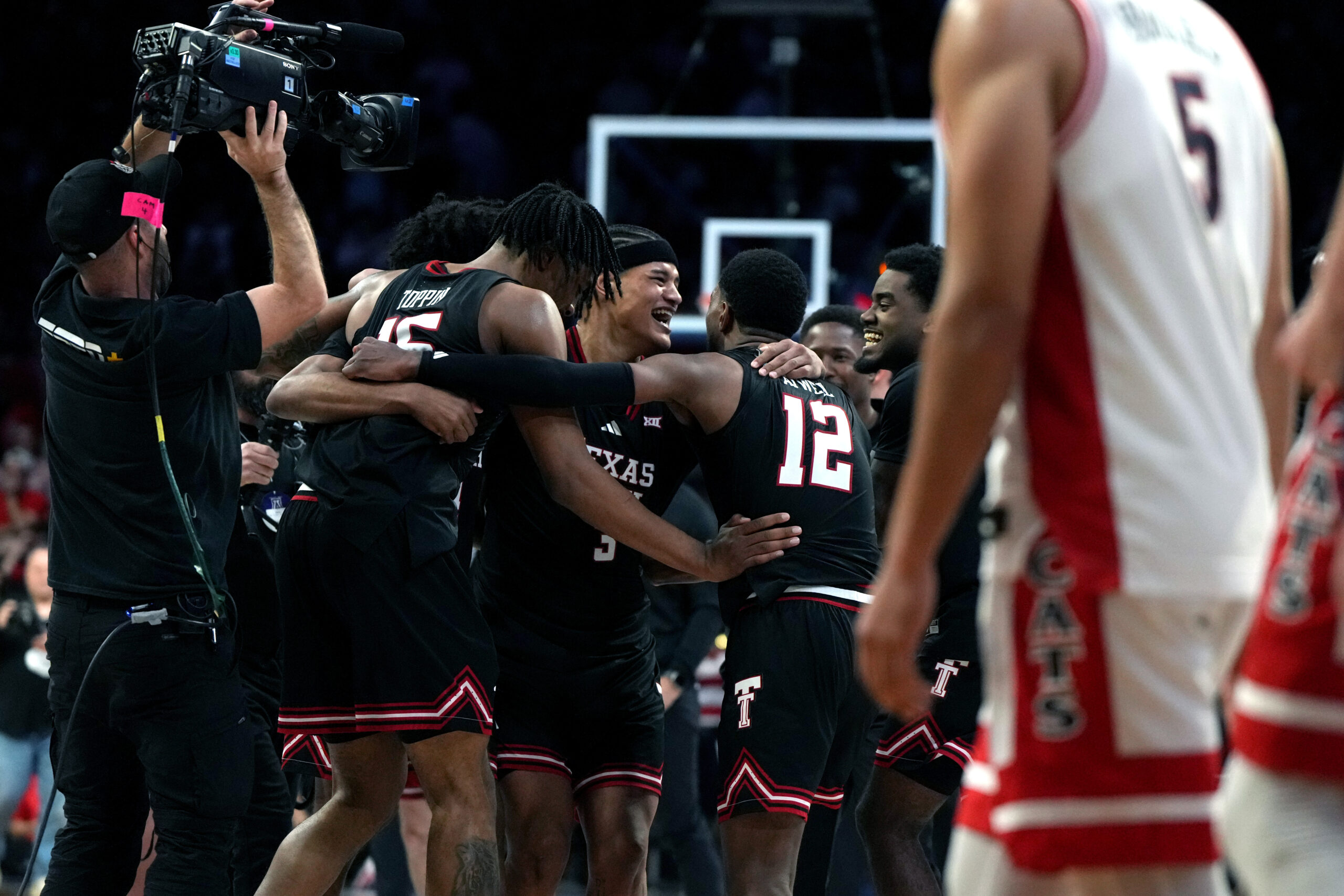 Men's college basketball AP Poll: Michigan jumps to No. 1 after Arizona crashes with back-to-back losses