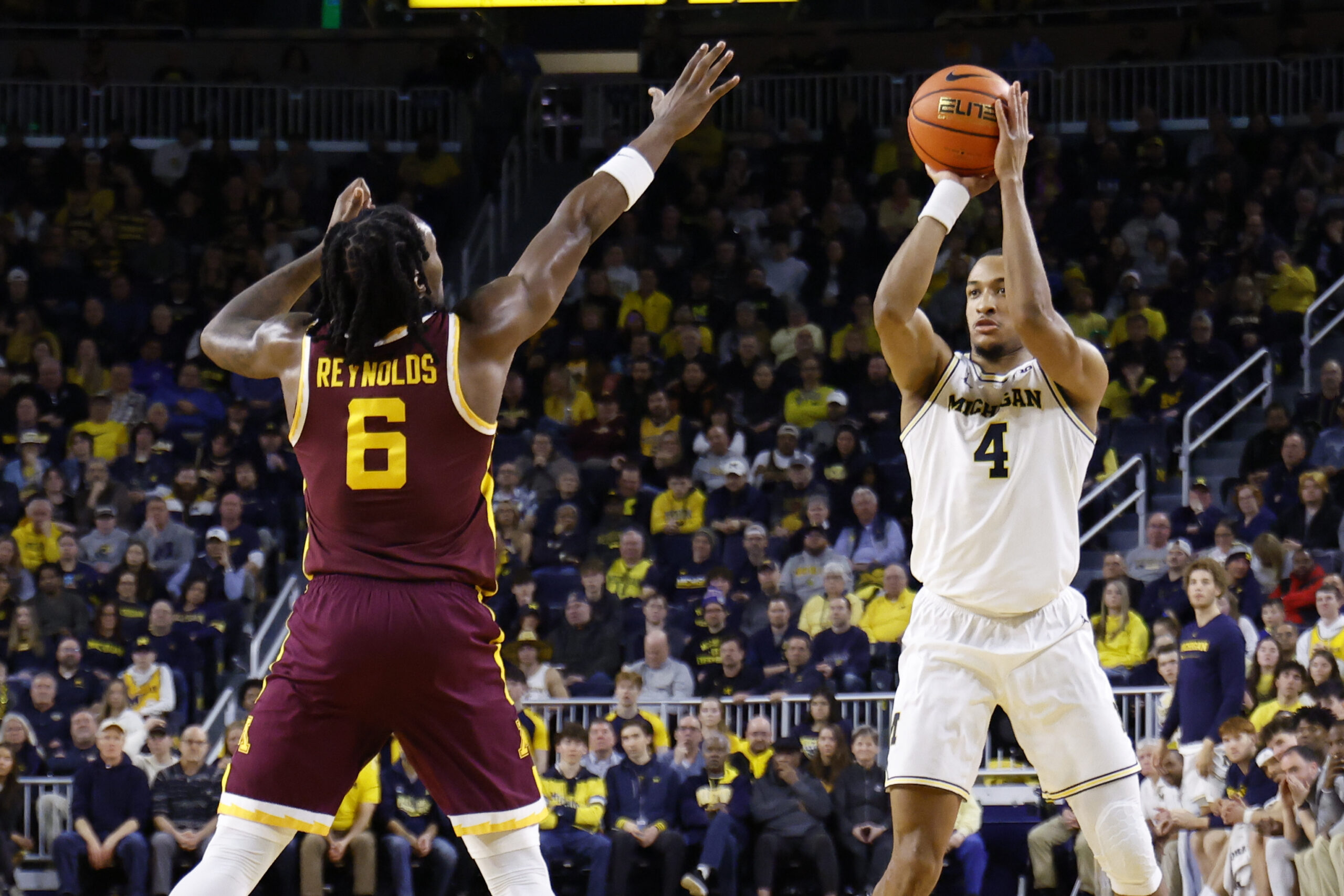 Michigan uses second-half surge to defeat Minnesota, 77-67