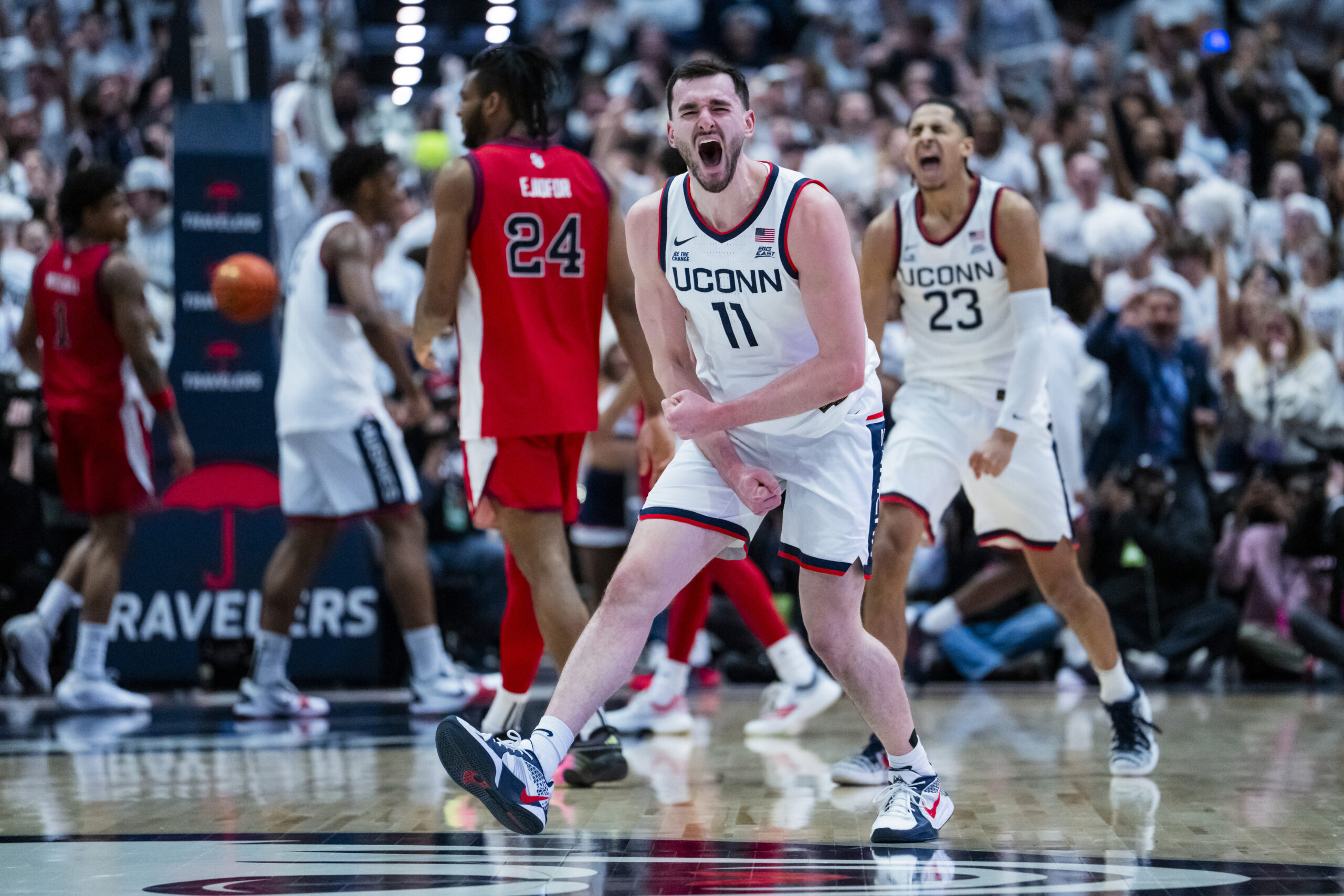 St. John’s men’s basketball gets pulverized by UConn to lose Big East lead