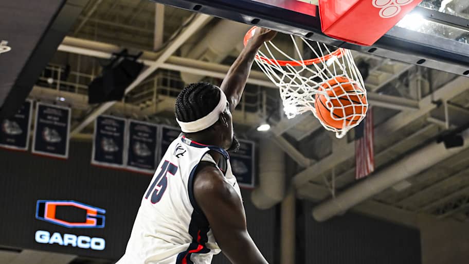 Gonzaga Bulldogs forward Graham Ike (15).