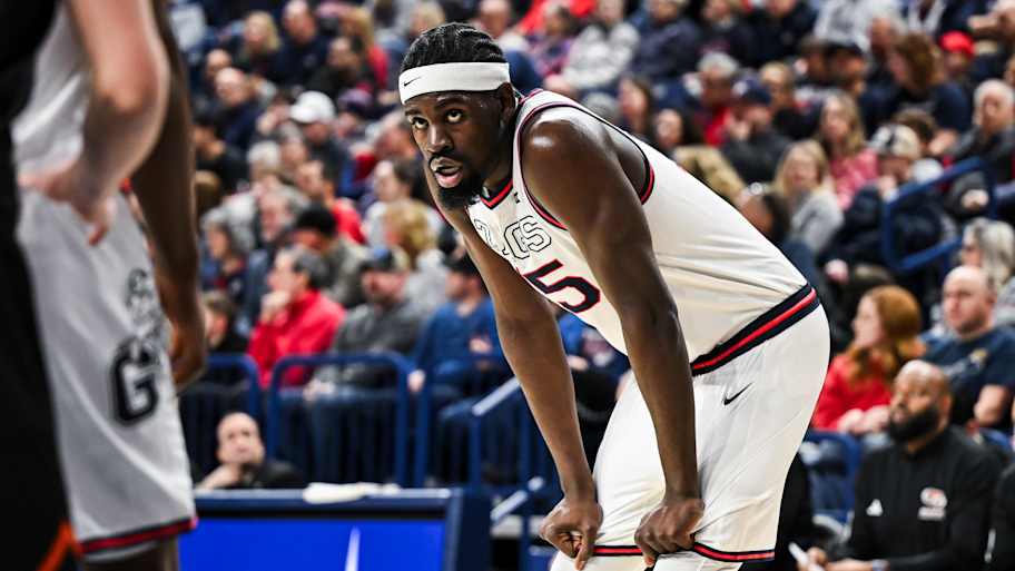 Gonzaga Bulldogs forward Graham Ike (15).