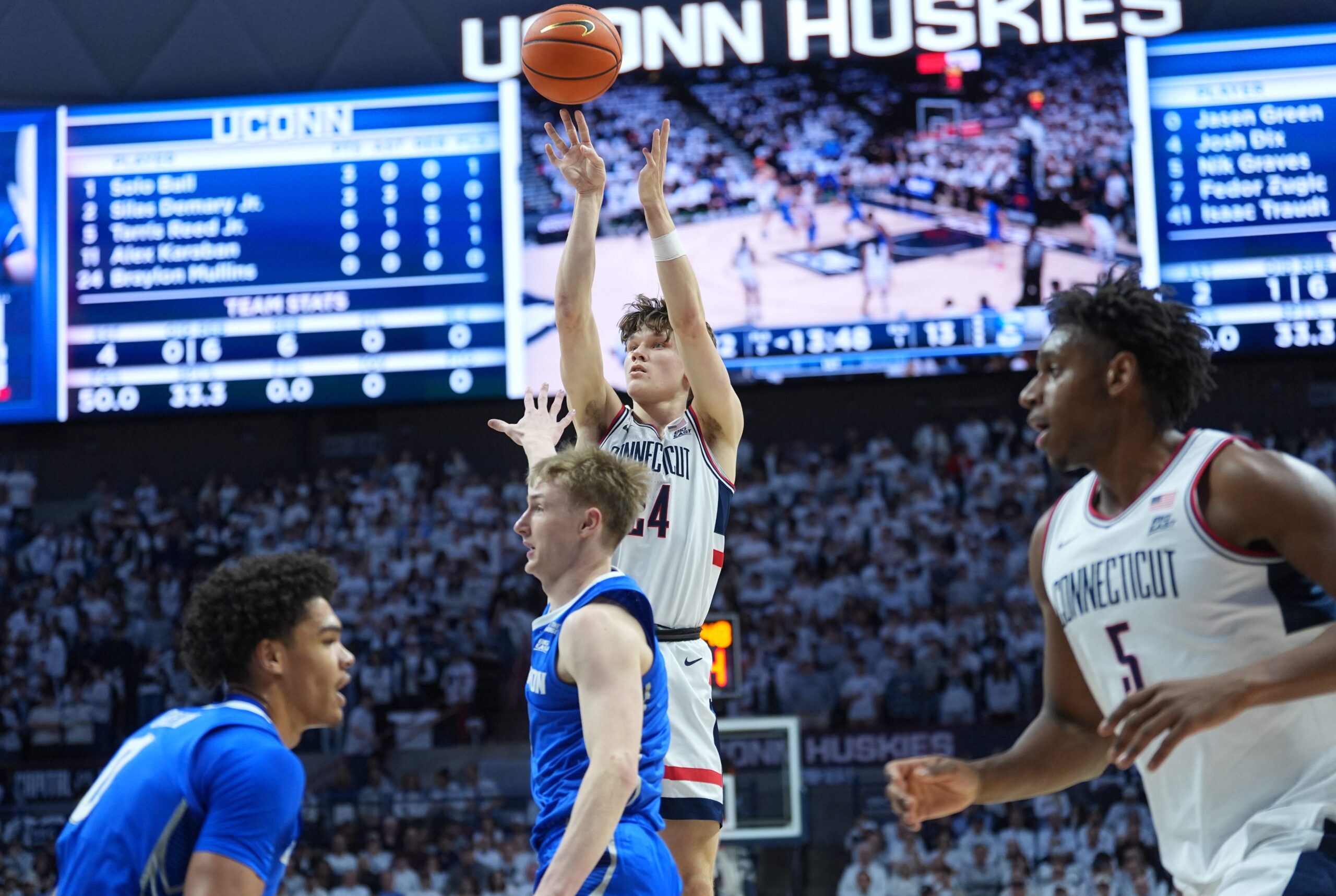 Where does UConn men's basketball sit in latest March Madness projections?