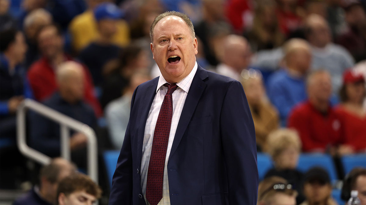 Wisconsin’s Greg Gard clowns Illinois with Jake Davis wig after big upset