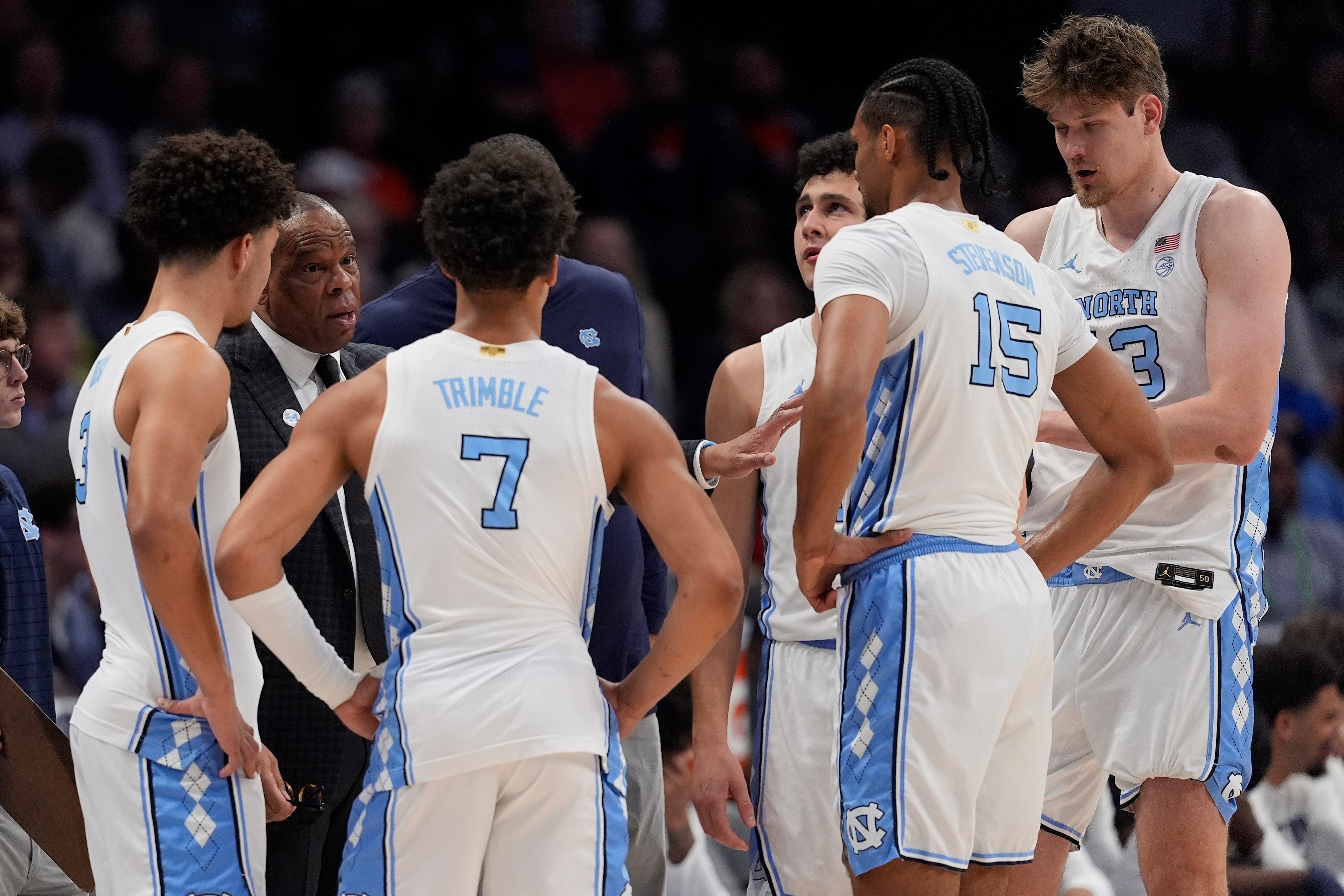 Mar 12, 2026; Charlotte, NC, USA; North Carolina Tar Heels head coach Hubert Davis in the huddle with his team during the first half against the Clemson Tigers at Spectrum Center. Mandatory Credit: Jim Dedmon-Imagn Images