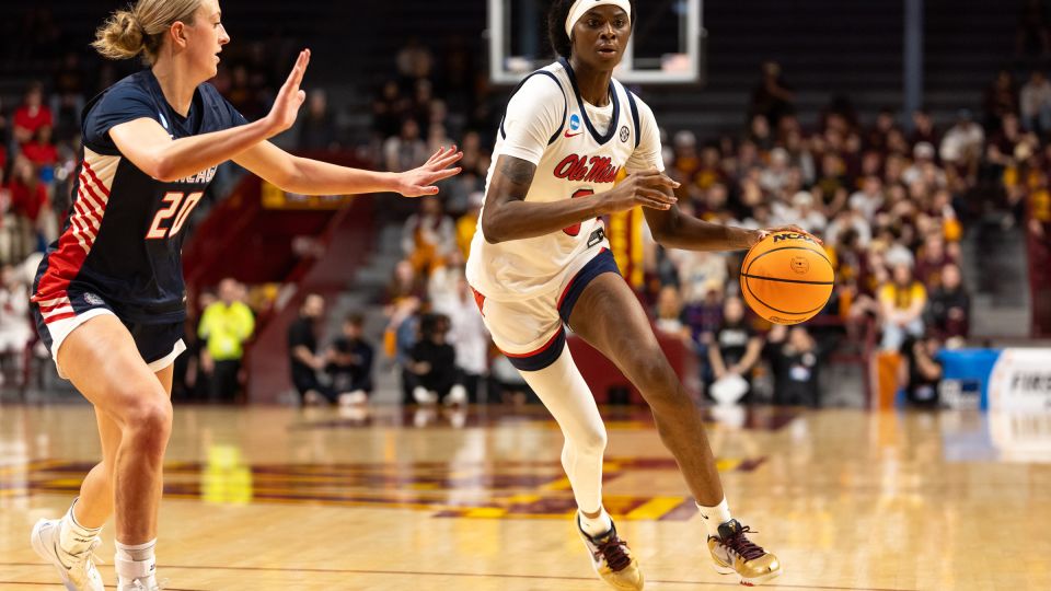 An injured star, dominant top seeds and Hall of Fame coaches face off. Here’s what to know for Sunday’s March Madness action