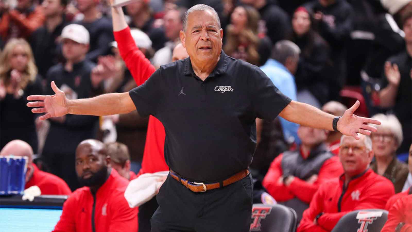 Analyst warns Houston basketball about dangers of playing close to home