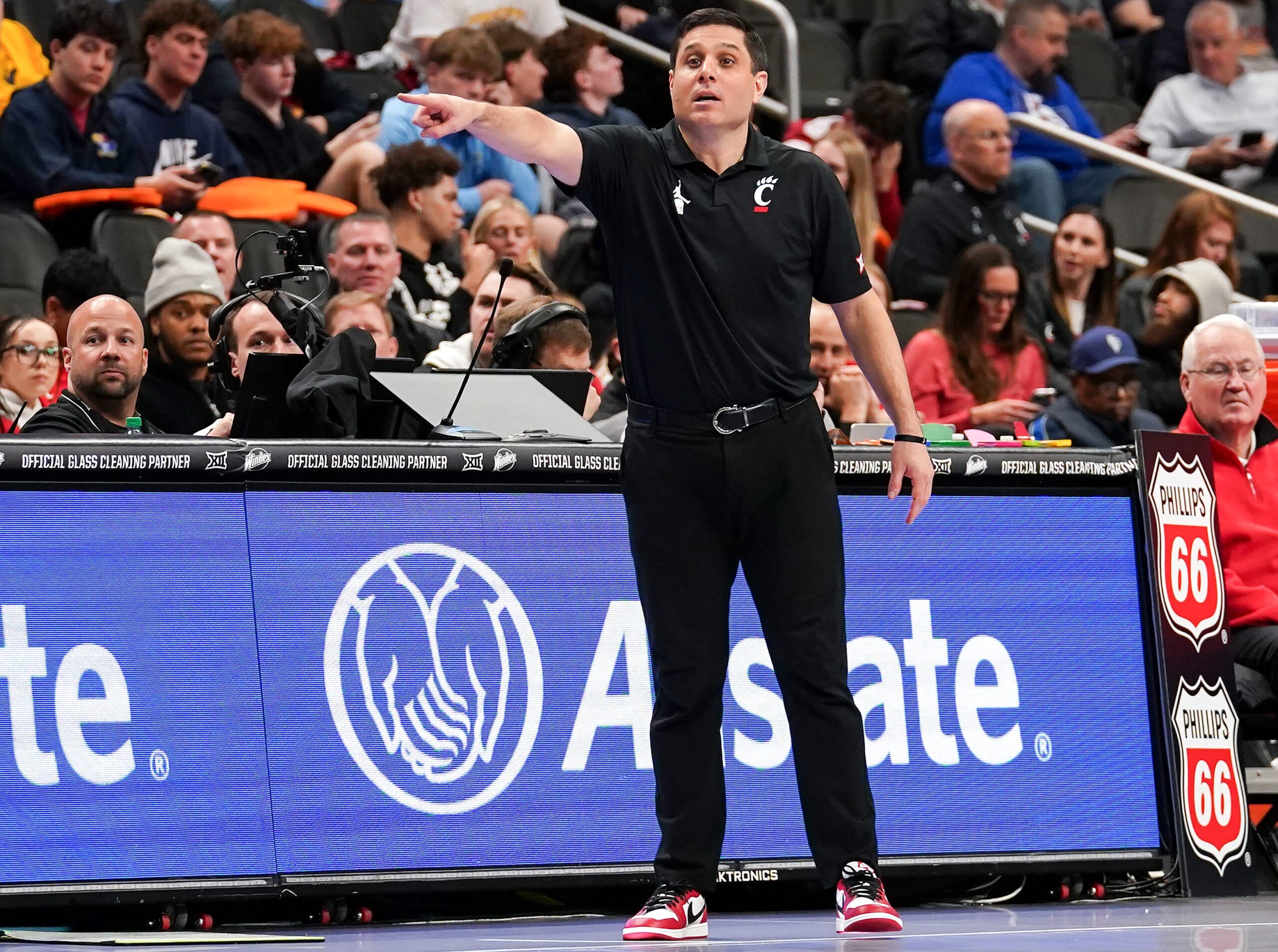 Charlotte hires former Cincinnati Bearcats coach Wes Miller