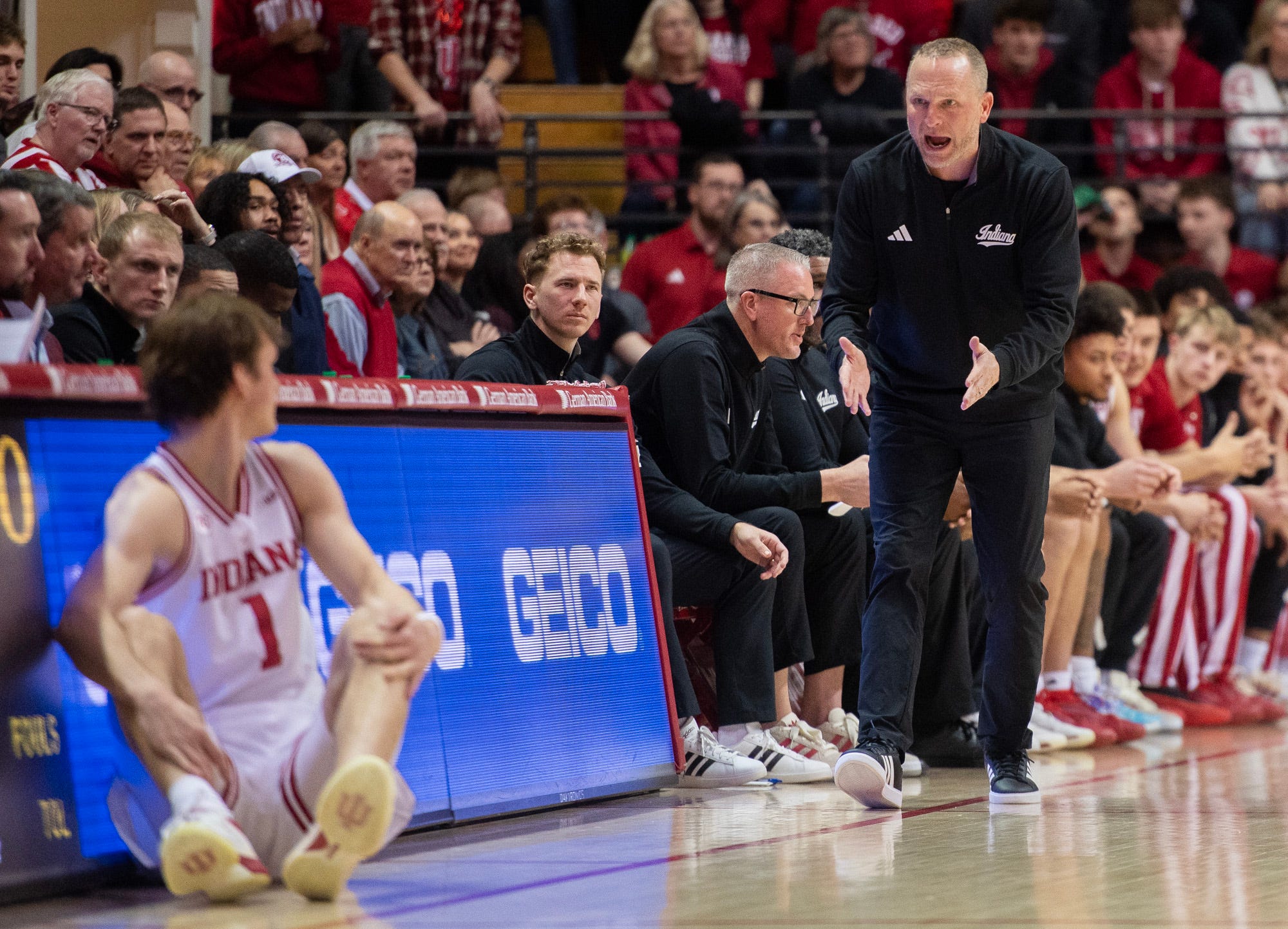 Darian DeVries’ senior-heavy approach falls flat for Indiana men’s basketball in year one