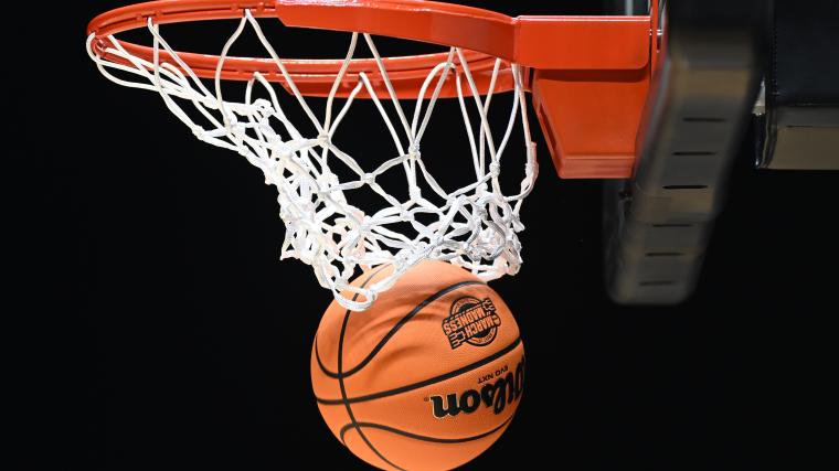 Elite 8 moment no one saw coming as horn gets stuck in Houston