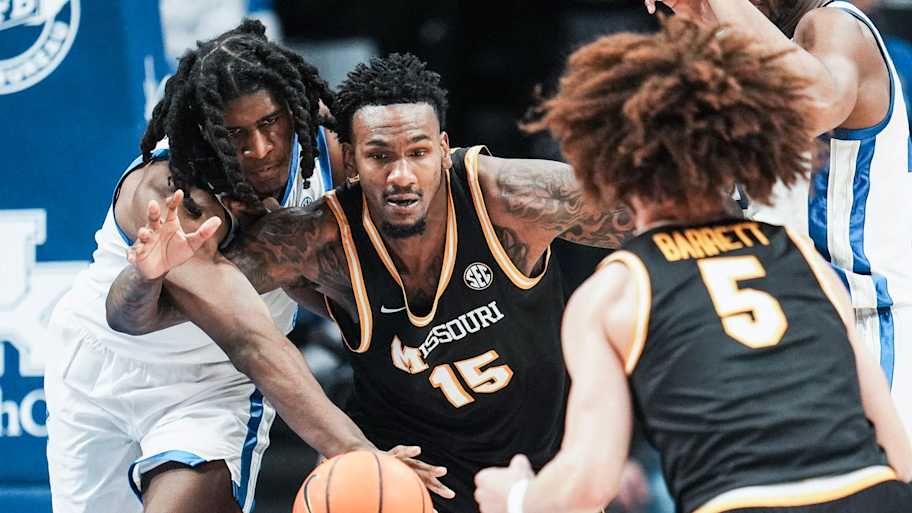 Kentucky Wildcats forward Jayden Quaintance (21) and Missouri Tigers center Shawn Phillips Jr. (15) battle for a loose ball