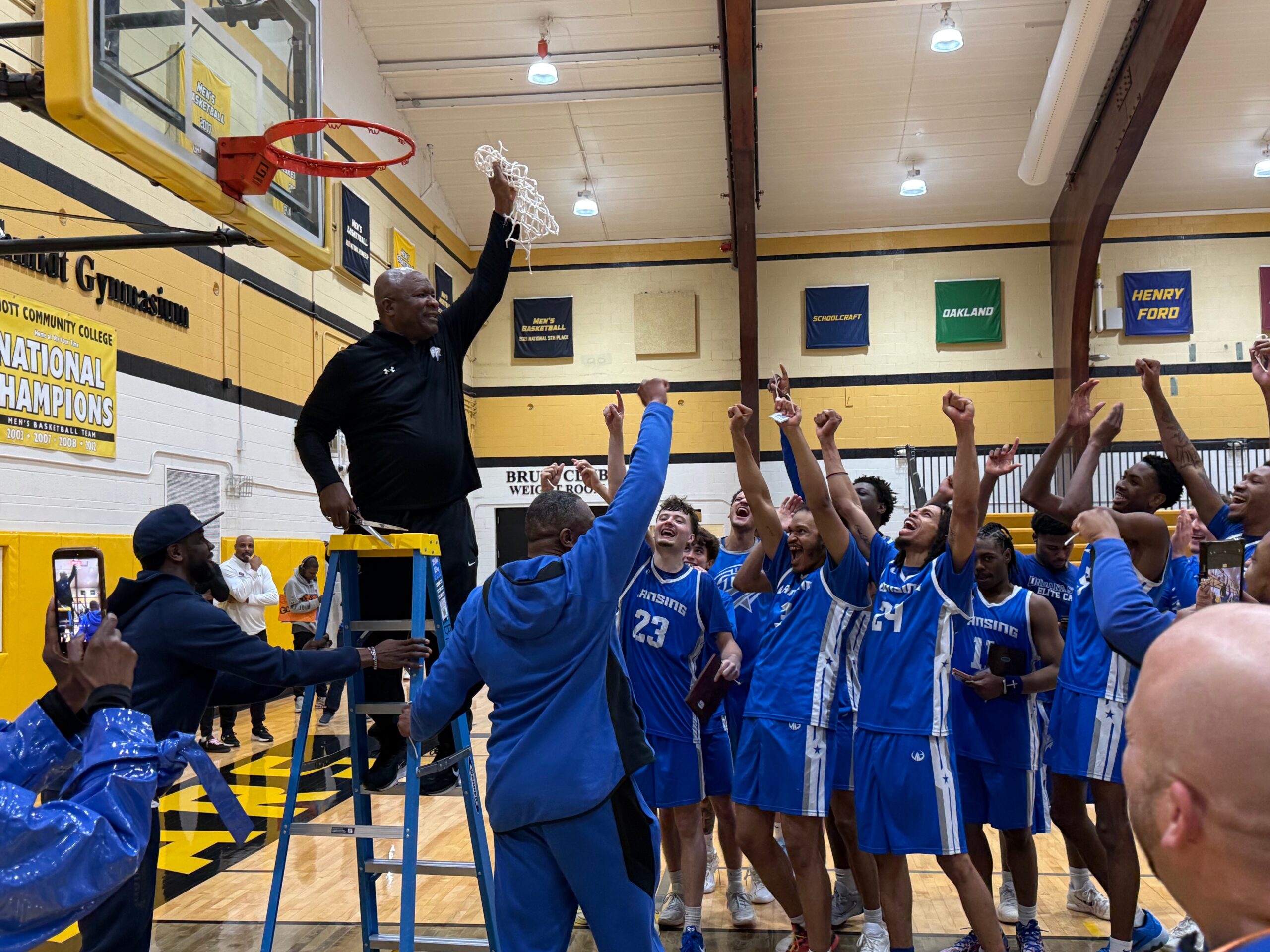 Lansing Community College men's basketball wins district championship, punches ticket NJCAA national tournament