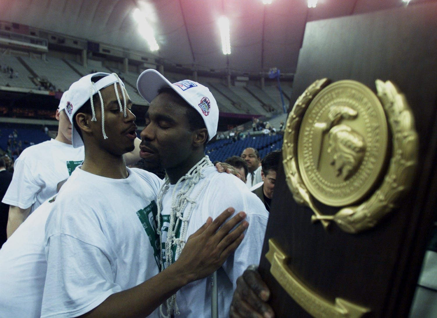 Mateen Cleaves of Michigan State talks with teammate Mike Chappell.