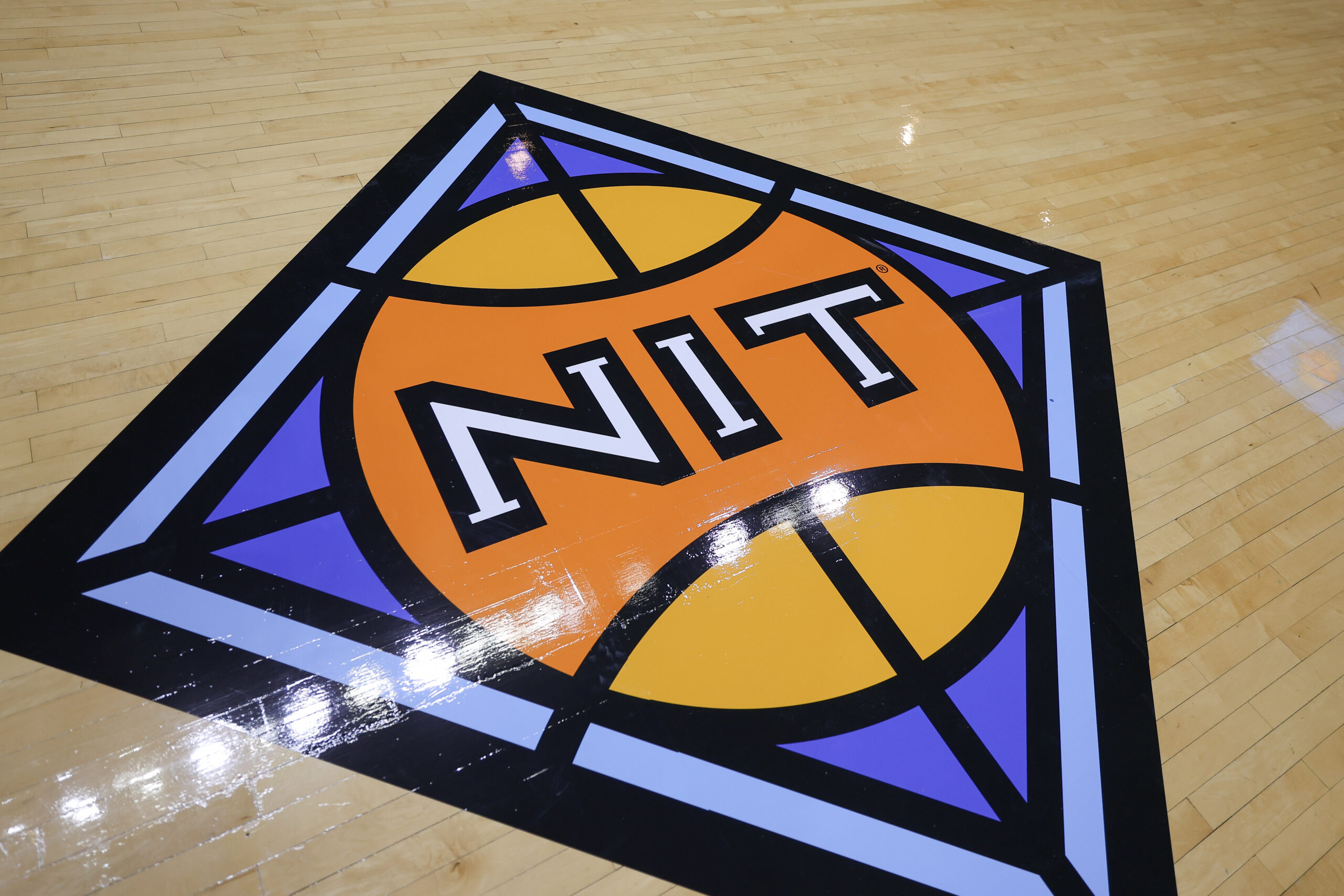 Which teams qualify for automatic bids in the 2026 NIT