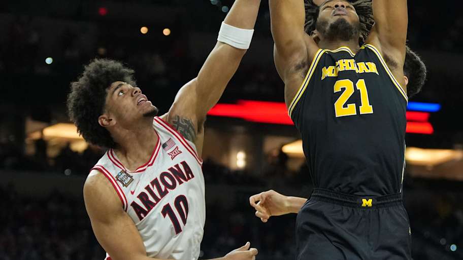 rizona Wildcats forward Koa Peat (10)