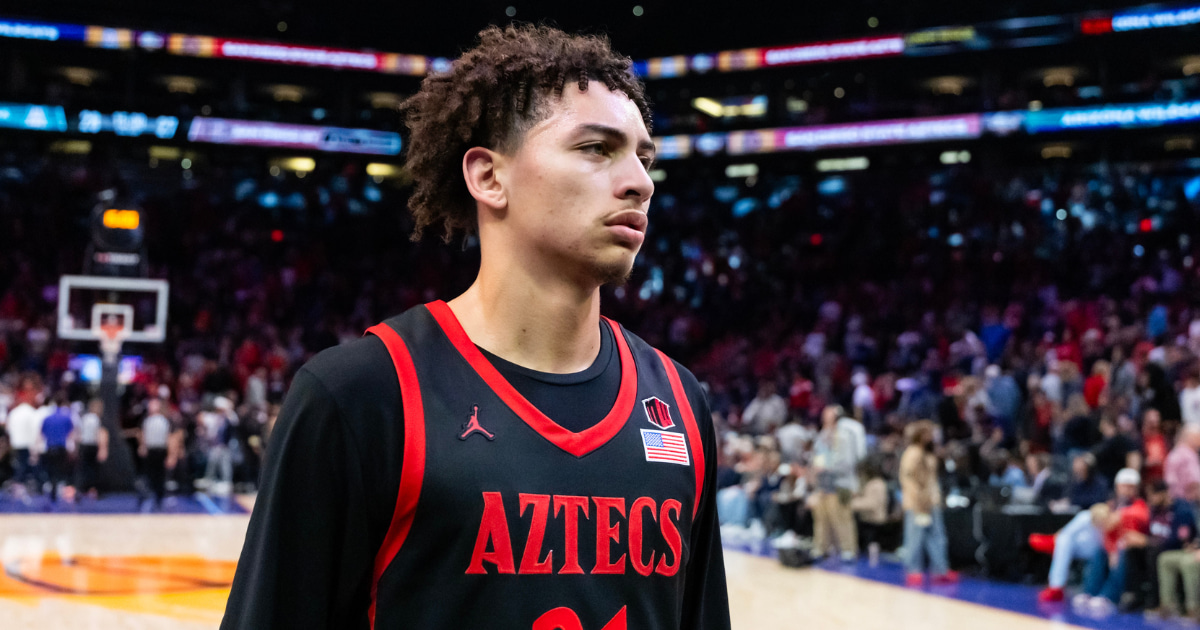 Dec 20, 2025; Phoenix, Arizona, USA; San Diego State Aztecs guard Miles Byrd (21) against the Arizona Wildcats during the Hall of Fame Series at Mortgage Matchup Center. Mandatory Credit: Mark J. Rebilas-Imagn Images