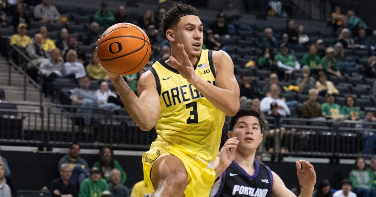 Oregon’s Jackson Shelstad, left, moves the ball against Portland’s Joel Foxwell at Matthew Knight Arena in Eugene Dec. 17, 2025.