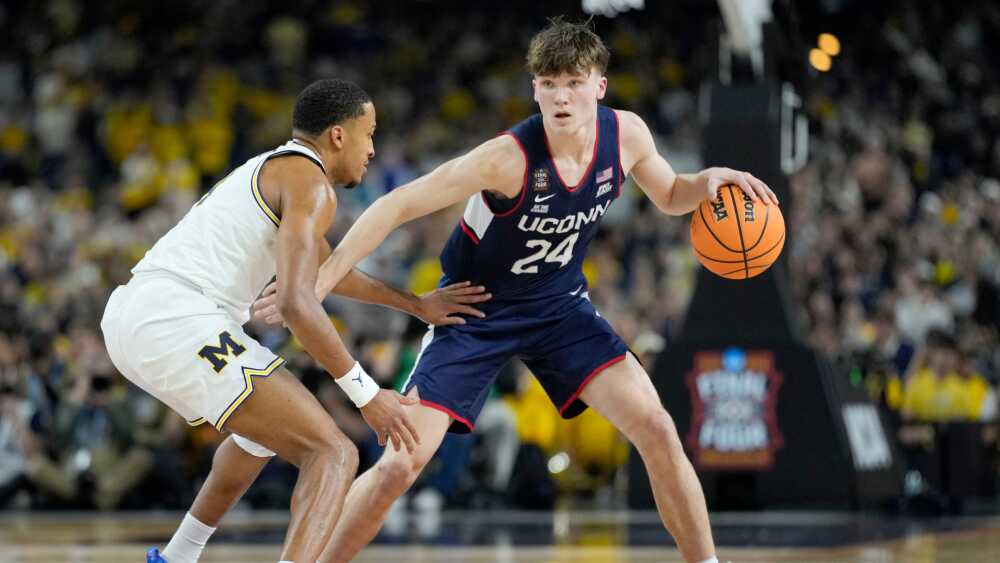 NCAA tourney star Braylon Mullins decides to chase national title at UConn instead of heading to NBA