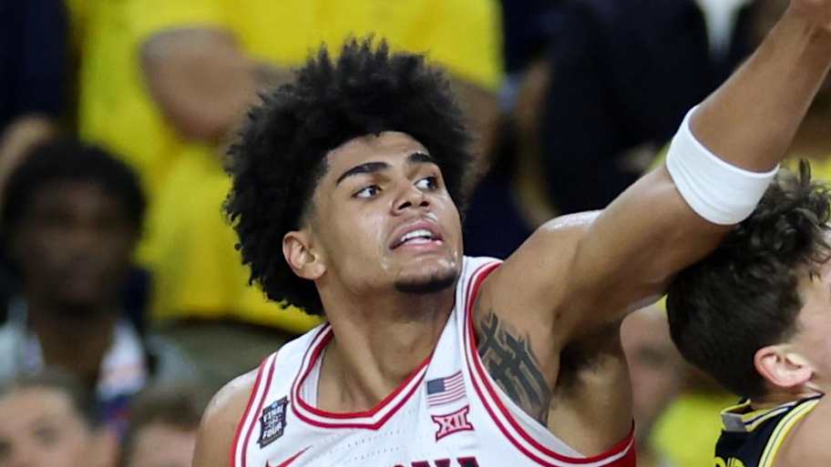   Arizona Wildcats forward Koa Peat (10) 