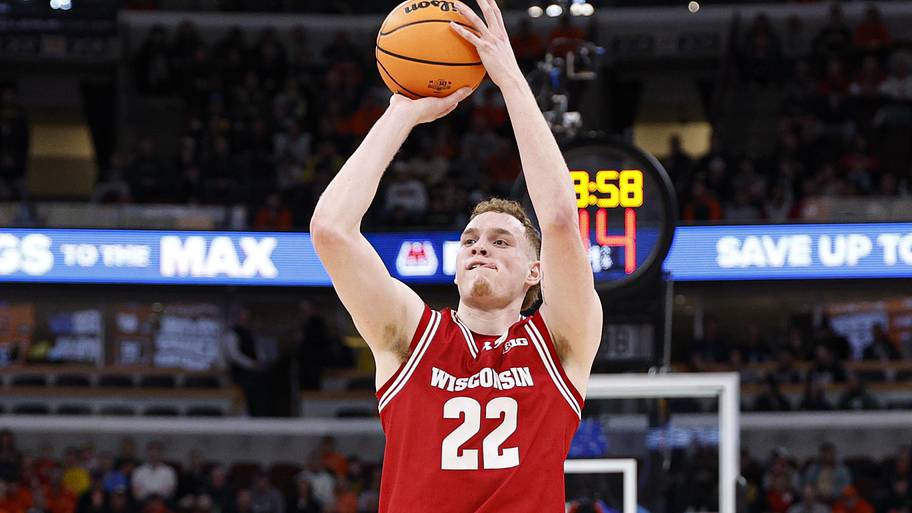 Rapp attempts a jumper against Illinois