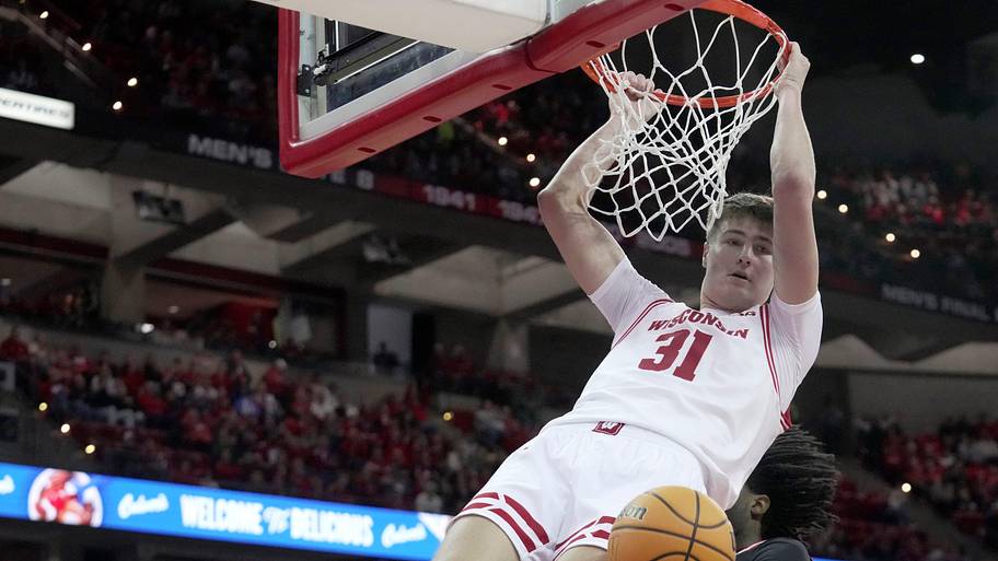 Winter dunks against Rutgers