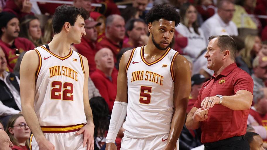 Iowa State Cyclones head coach T.J. Otzelberger talks with forwards Milan Momcilovic and Joshua Jefferson.