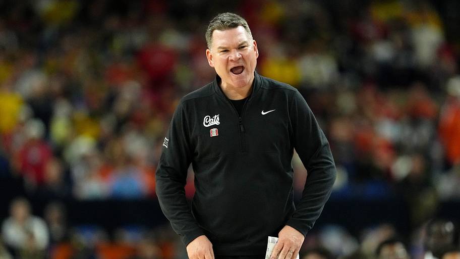 Arizona Wildcats head coach Tommy Lloyd on the sidelines 