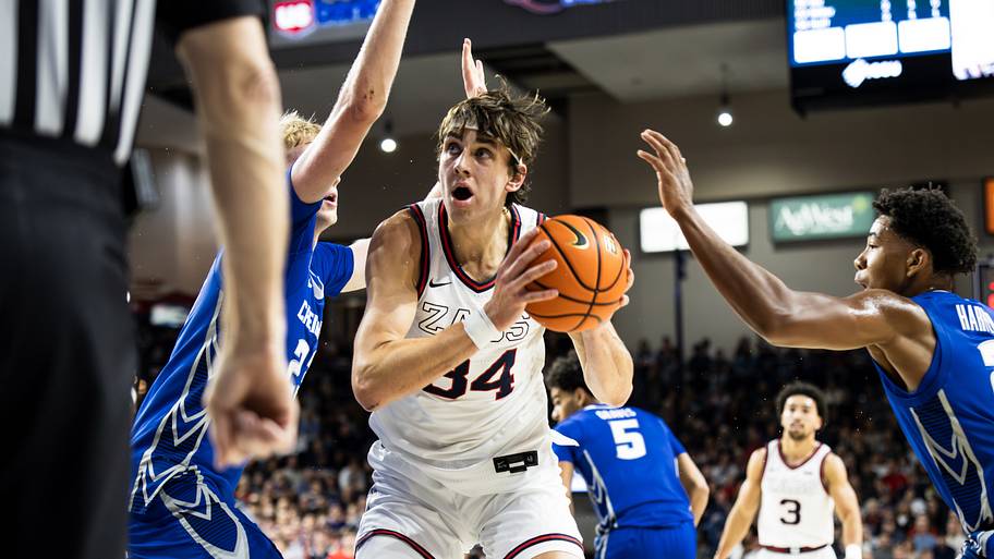 Gonzaga Bulldogs forward Braden Huff (34).
