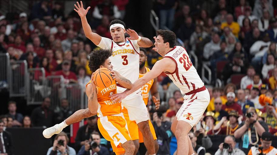 Tennessee guard Ja'Kobi Gillespie (0) comes up against Iowa State guard Tamin Lipsey (3) and forward Milan Momcilovic.