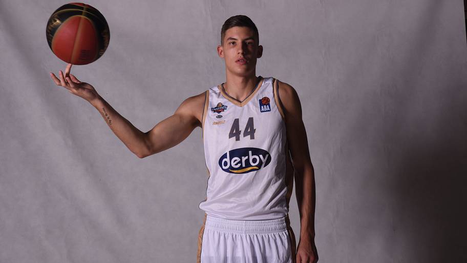 Boris Tisma has committted to the UW basketball team. 