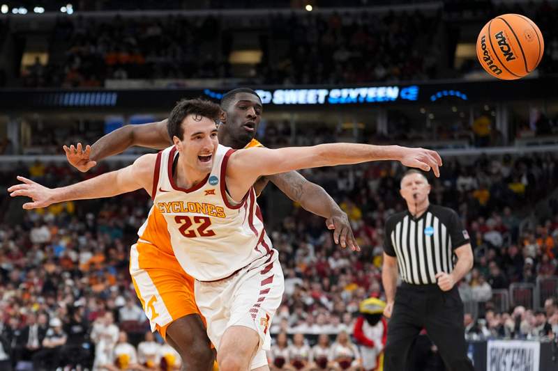 Tennessee forward DeWayne Brown II (6) and Iowa State forward Milan Momcilovic (22) chase after the loose ball during the NCAA Tournament Sweet 16 college basketball game at the United Center in Chicago on March 27, 2026. Credits: Imagn