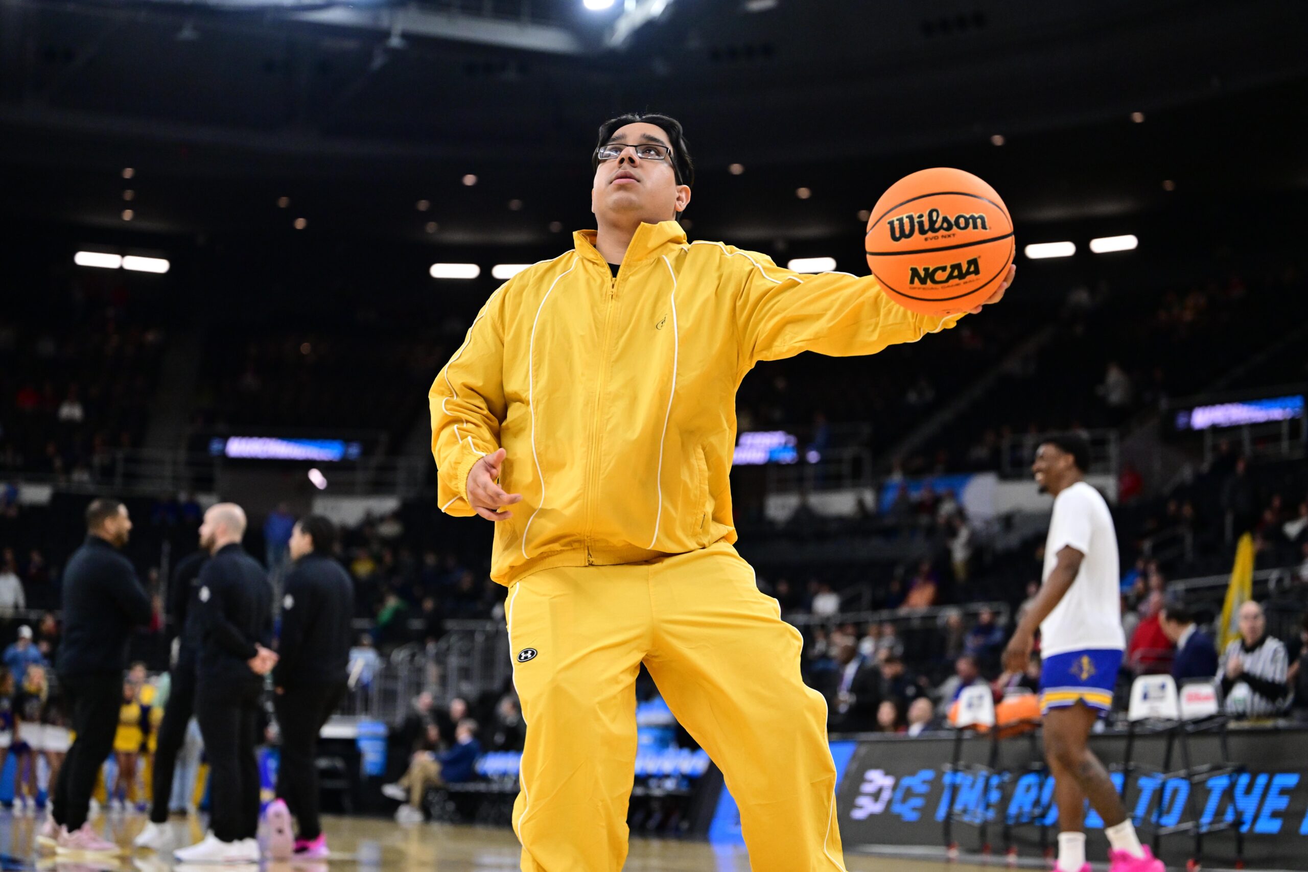 LSU adds fan favorite Amir Khan to Will Wade’s staff