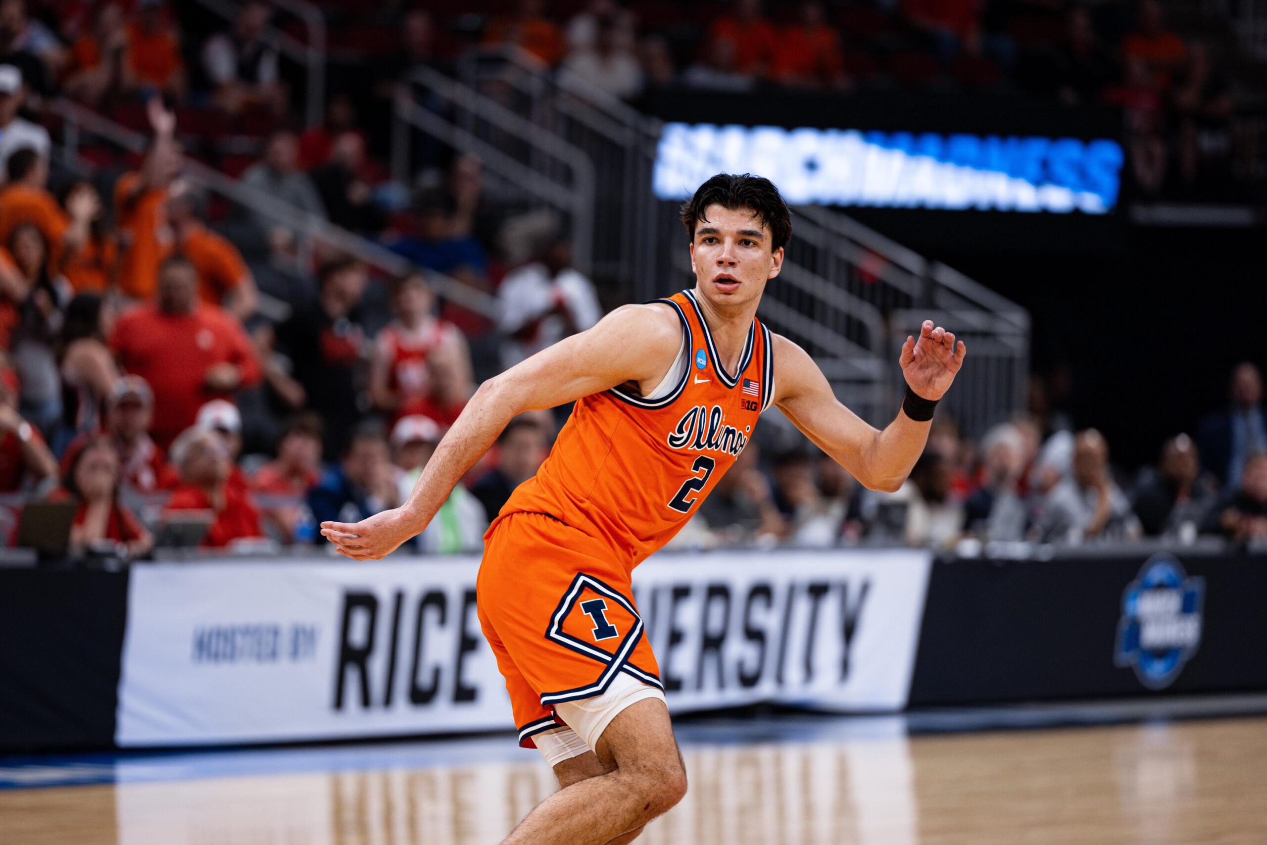 Illinois’ offense catches fire in 1st exhibition match