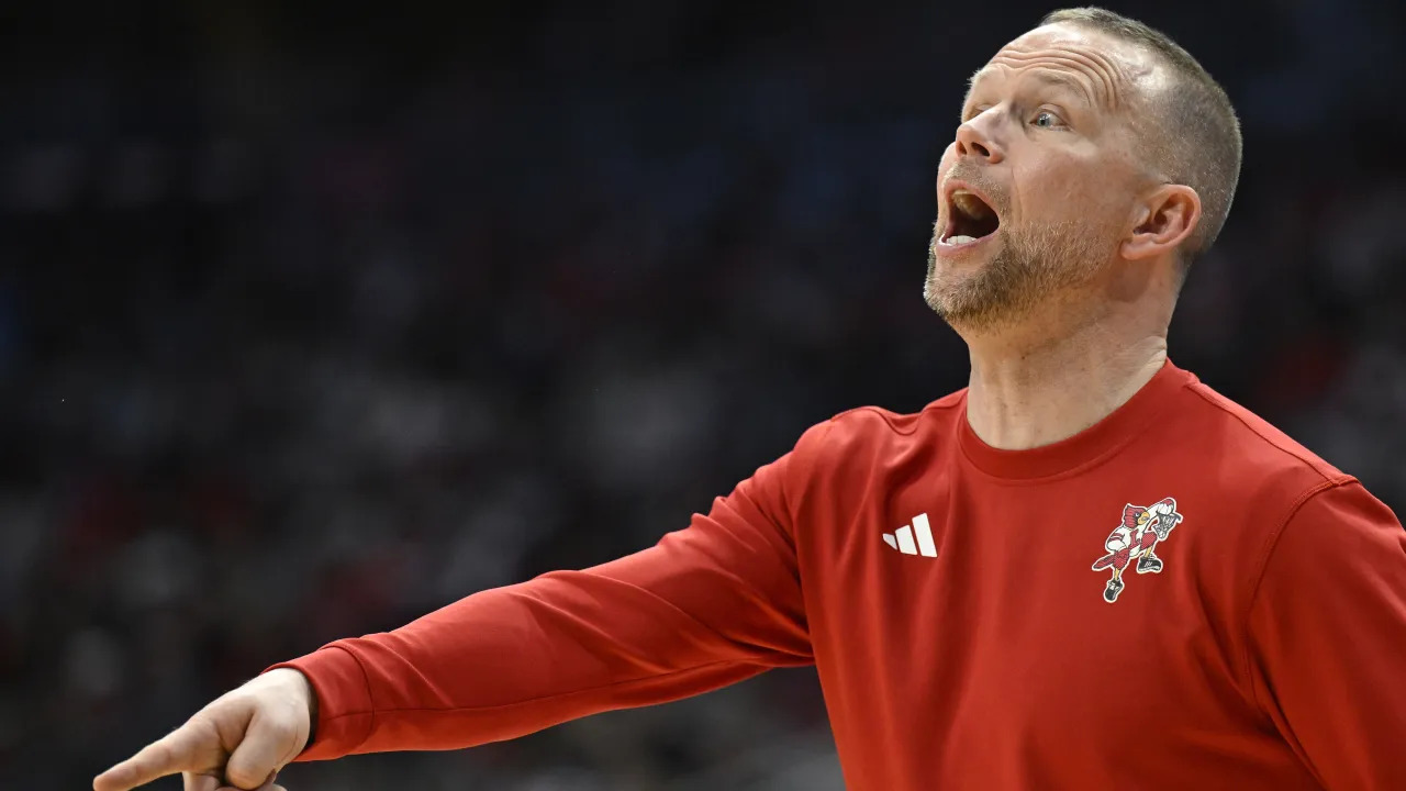 Louisville sends massive warning to college basketball with stunning Kansas exhibition win